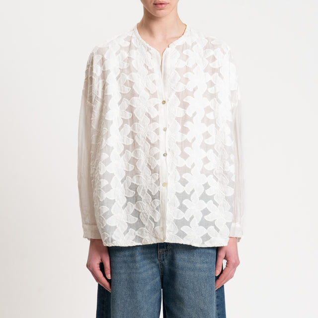 Tensione in-Camicia in mussola misto seta con ricami - bianco