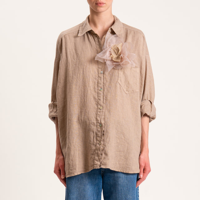 Tensione in-Camicia in lino con spilla fiore - camel
