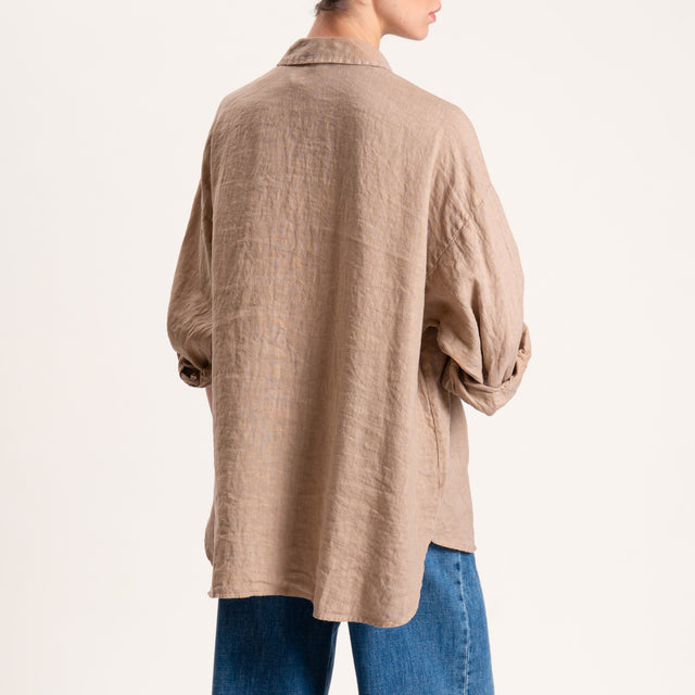 Tensione in-Camicia in lino con spilla fiore - camel