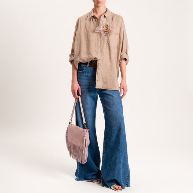 Tensione in-Camicia in lino con spilla fiore - camel