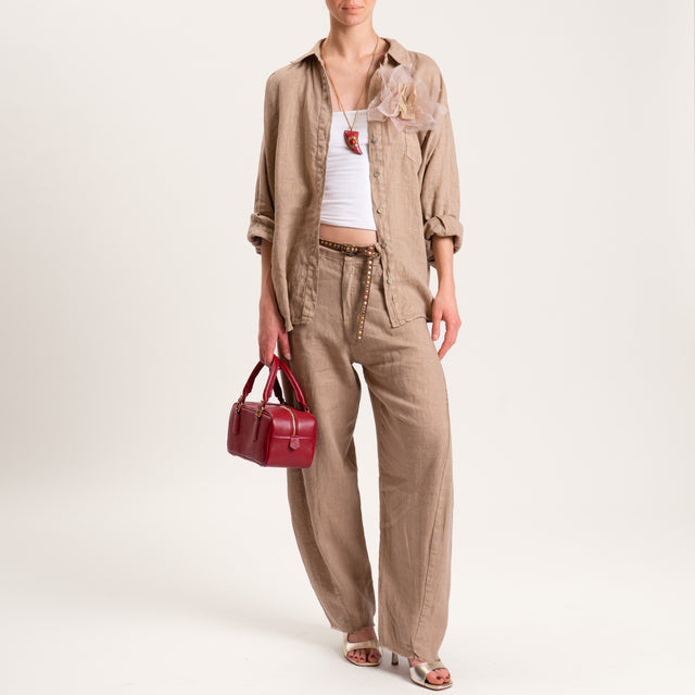 Tensione in-Camicia in lino con spilla fiore - camel