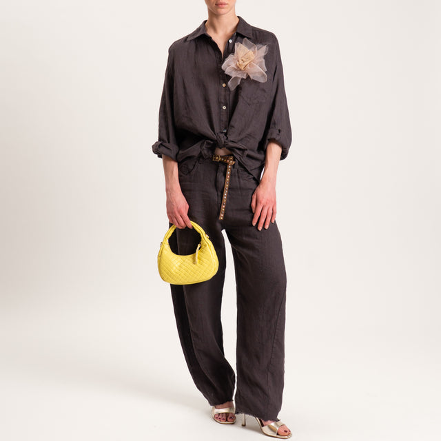 Tensione in-Camicia in lino con spilla fiore - moro