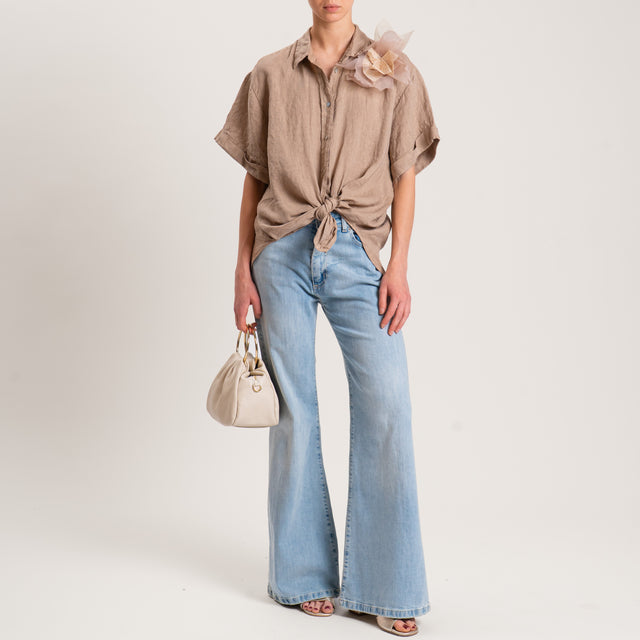 Camisa de lino 100 % con broche de flores - camel