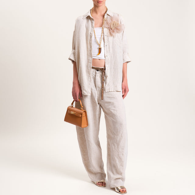 Tensione in-Camicia in lino con spilla fiore - gesso