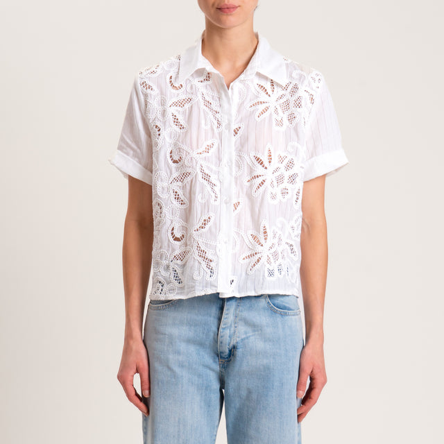 Camisa Tension con bordado de raya diplomática - blanca