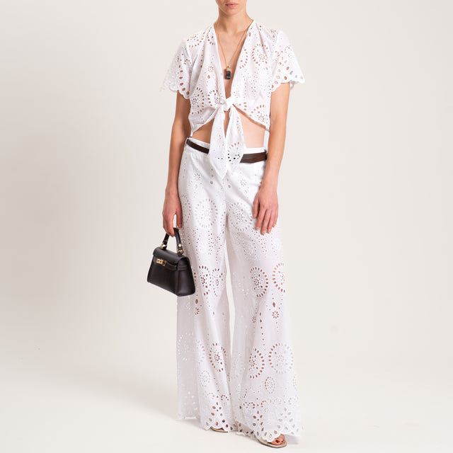 Blusa tensada perforada con bordado - blanca