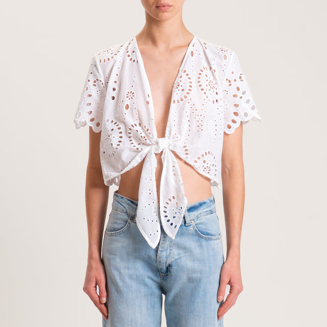 Blusa tensada perforada con bordado - blanca
