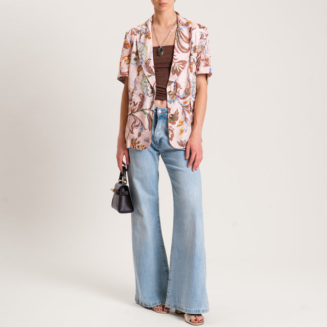 Chaqueta de mezcla de lino con estampado floral en color rosa, marrón oscuro y verde.