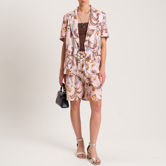 Chaqueta de mezcla de lino con estampado floral en color rosa, marrón oscuro y verde.
