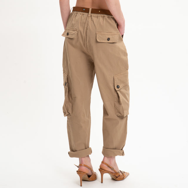 Tensione in-Pantalone cargo con cintura - camel