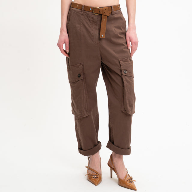 Tensione in-Pantalone cargo con cintura - moka