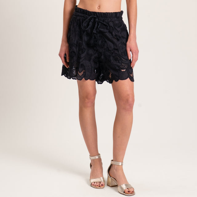 Pantalones cortos con bordado de tensión y cordón - negro