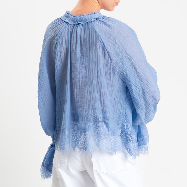 Tensione in-Blusa scollo v tessuto goffrato con ppizzoi - cielo