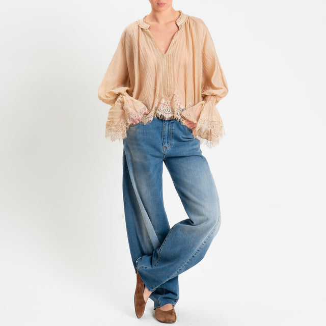 Tensione in-Blusa scollo v tessuto goffrato con pizzo - sabbia