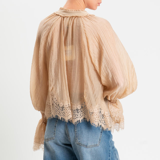 Tensione in-Blusa scollo v tessuto goffrato con pizzo - sabbia