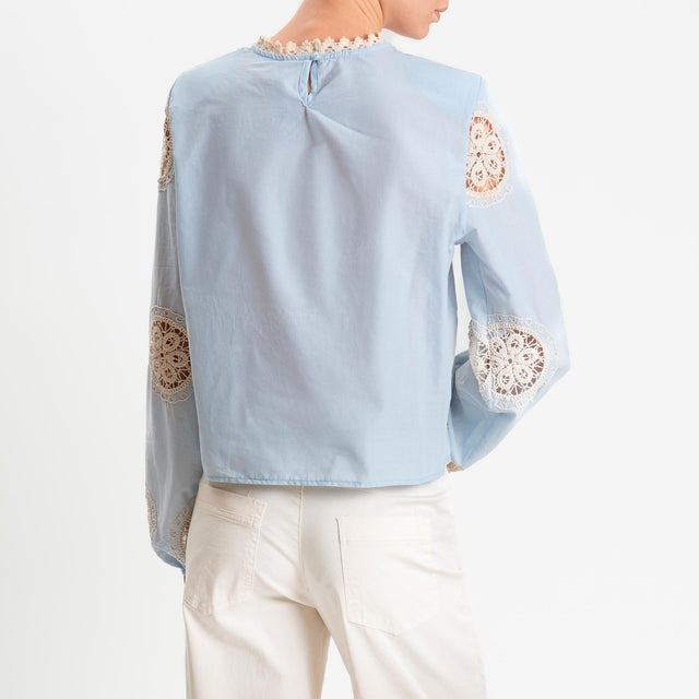 Tensione in-Blusa ricamata bottone dietro - cielo/burro