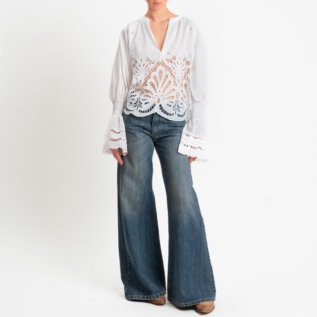 Tensione in-Blusa scollo v traforata con ricami - bianco