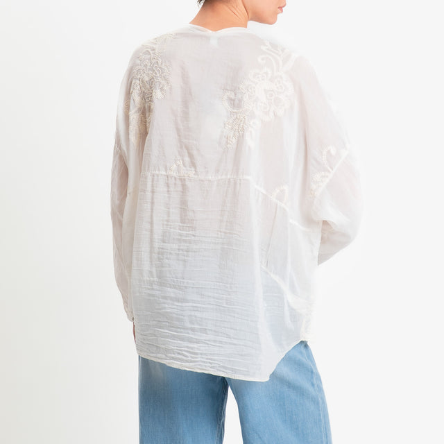 Tensione in-Camicia mussola con ricami misto seta - burro