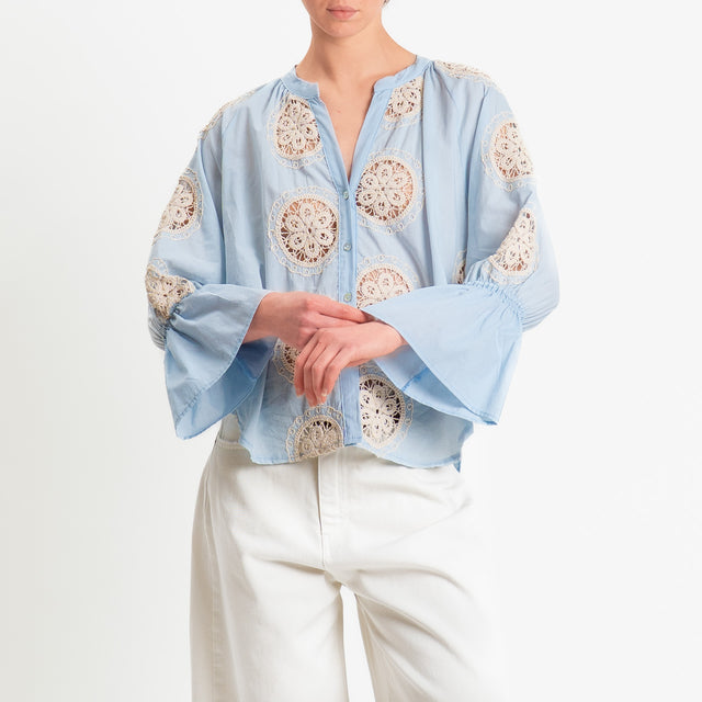 Tensione in-Camicia mussola con ricami - celeste