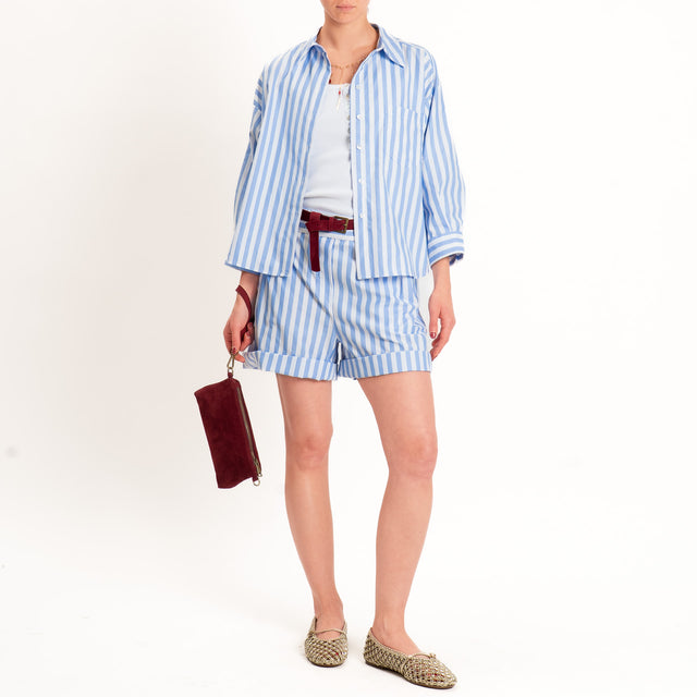 Tensione in-Shorts a righe con cintura - bianco/celeste
