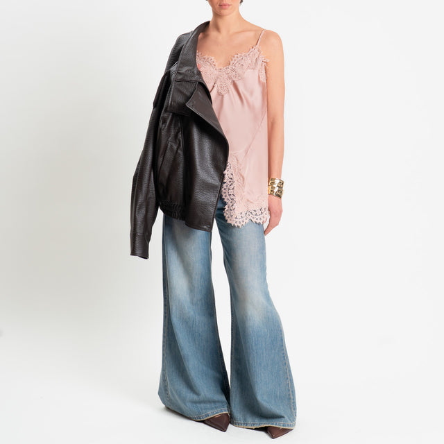 Tensione in-Top satin asimmetrico con pizzo - rosa