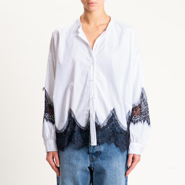 Tensione in- Camicia collo coreana con pizzo - bianco/nero