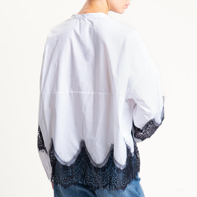 Tensione in- Camicia collo coreana con pizzo - bianco/nero