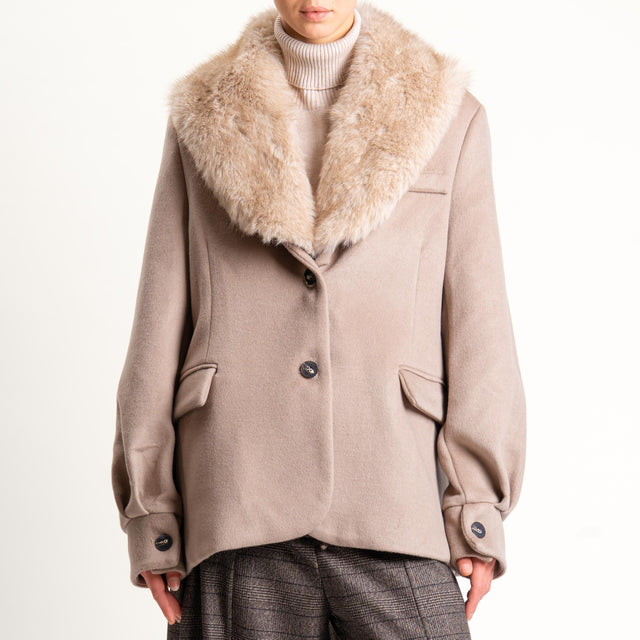 Tensione in- Giacca in velour con ecopelliccia - beige