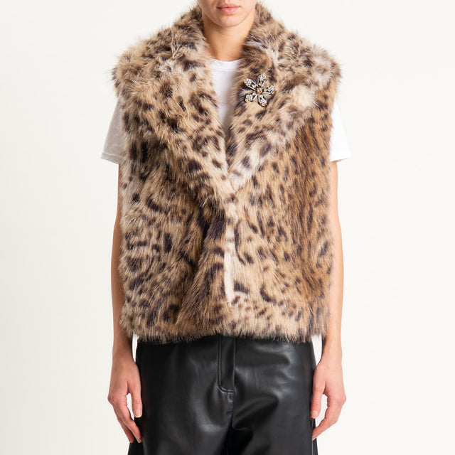 Tensione in-Gilet in ecopelliccia animalier con spilla - beige/nero