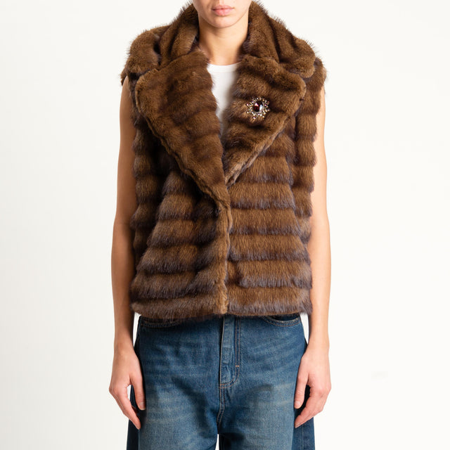 Tensione in-Gilet ecopelliccia con spilla - tabacco