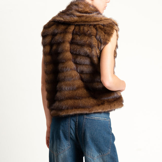 Tensione in-Gilet ecopelliccia con spilla - tabacco