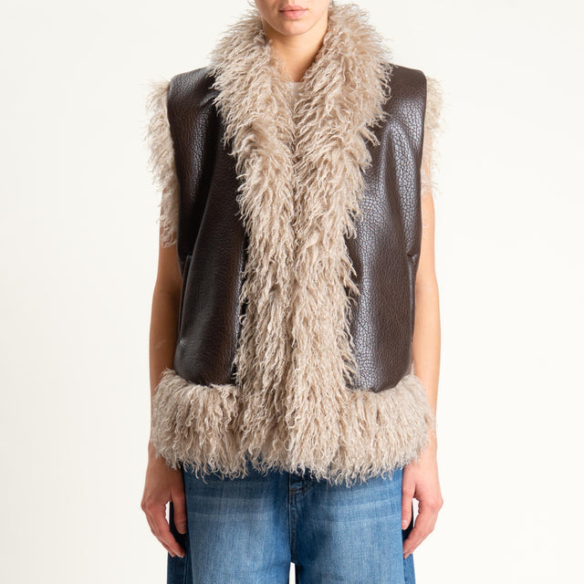 Tensione in- Gilet similpelle ecomongolia - moro/beige