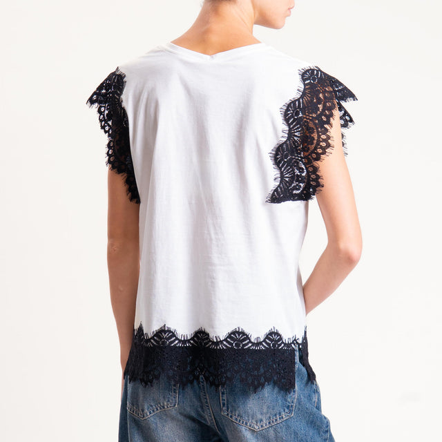 Tensione in-T-shirt smanicata con pizzo - bianco/nero