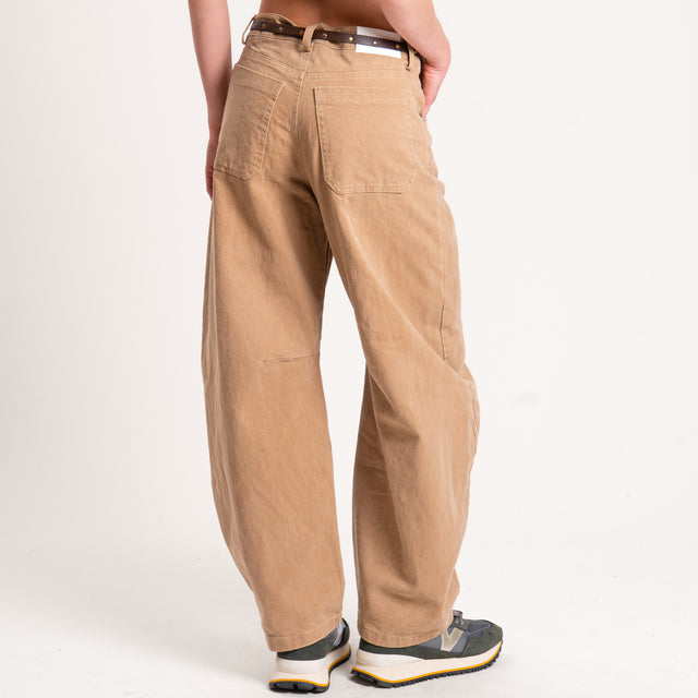 Tensione in-Jeans barrel con cintura - cammello