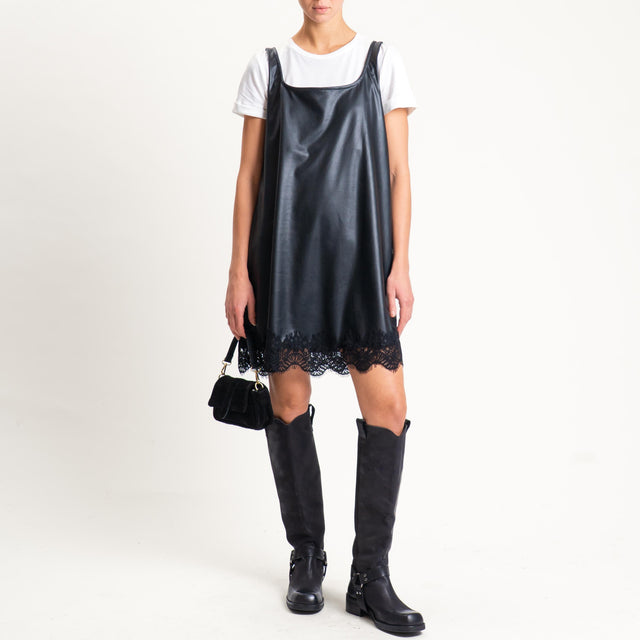 Tensione in- Abito in similpelle con pizzo + t-shirt - latte/nero