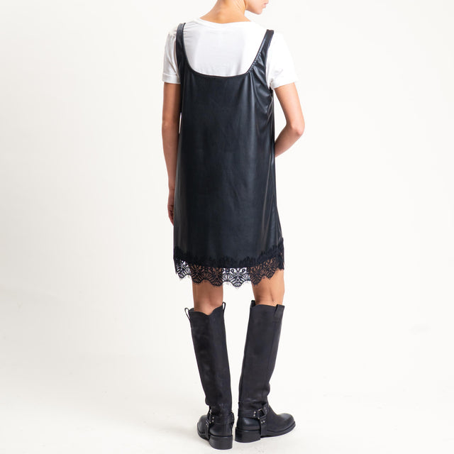 Tensione in- Abito in similpelle con pizzo + t-shirt - latte/nero