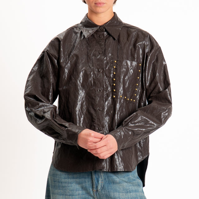 Tensione in-Camicia similpelle tasca con borchie - moro