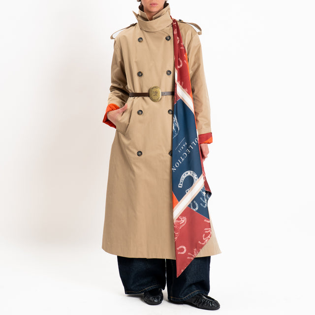 Tensione in-Trench doppiopetto con foulard - camel