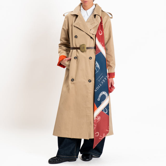 Tensione in-Trench doppiopetto con foulard - camel