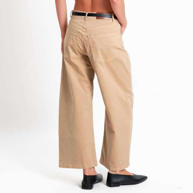 Tensione in-Pantalone cropped con cintura - cammello