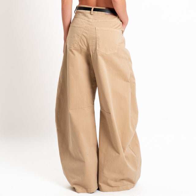 Tensione in-Pantalone barrel con cintura - cammello