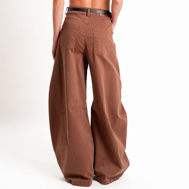 Tensione in-Pantalone barrel con cintura - cappuccino