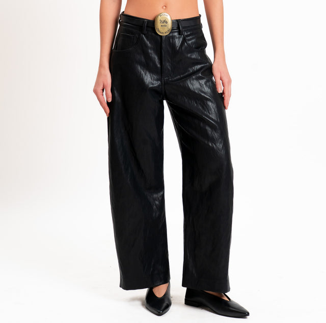 Tensione in-Pantalone similpelle con cintura - nero