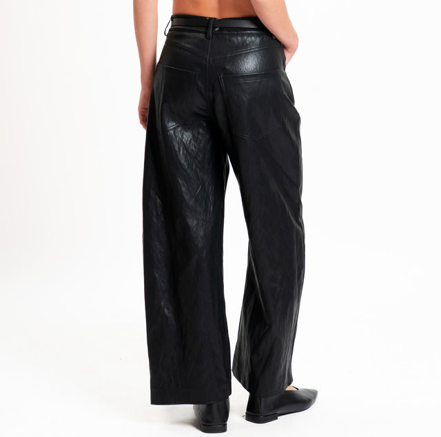 Tensione in-Pantalone similpelle con cintura - nero