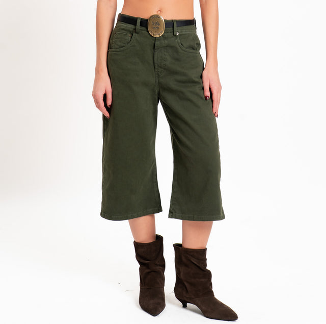 Tensione in-Bermuda cinque tasche con cintura - verde bosco