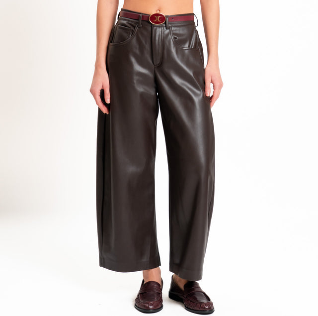 Tensione in-Pantalone similpelle con cintura - moro