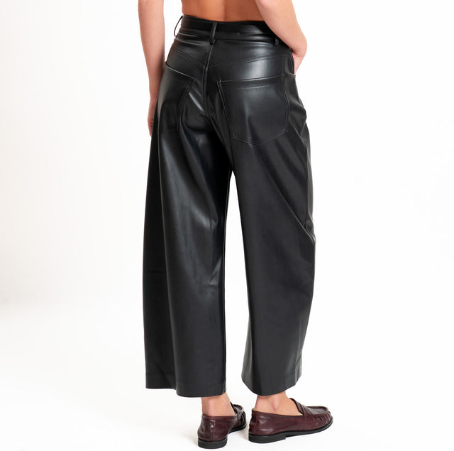 Tensione in-Pantalone similpelle con cintura - nero