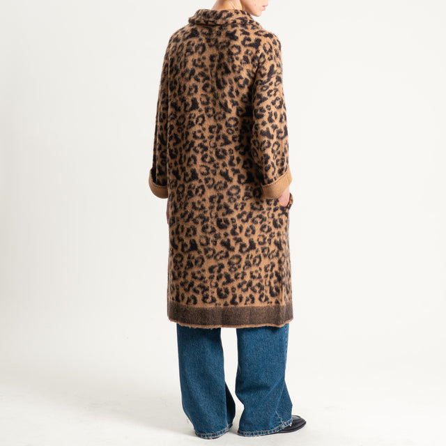 Tensione in- Cappotto in maglia animalier misto al - camel/nero