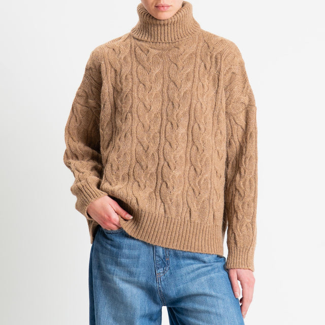Tensione in-Maglia trecce collo alto misto alpaca - camel