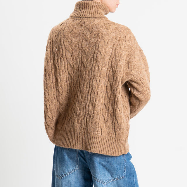 Tensione in-Maglia trecce collo alto misto alpaca - camel